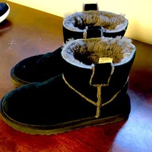 Black Uggs size 7